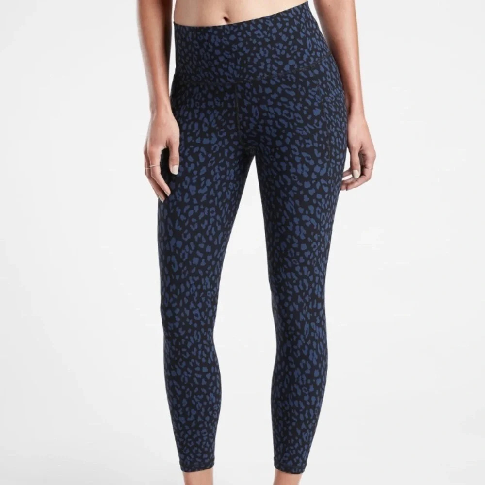 ATHLETA Sz M Salutation Stash Pocket II 7/8 Leopard Print  Tight Leggings